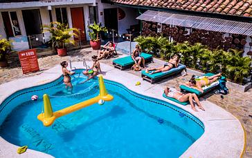 Viajero Hostels | Viajero Cali | Espacio de piscina y area social de viajero hostels Cali