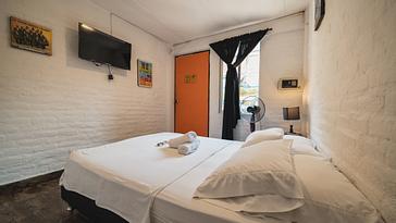 Viajero Hostels | Viajero Cali | Habitación privada con cama doble y un ventilador en Viajero Cali