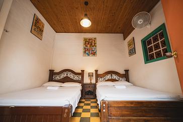 Viajero Hostels | Viajero Cali | Habitación privada con dos camas dobles en Viajero Cali