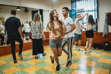 Viajero Hostels | Viajero Cali | Grupo de Viajeros disfrutando la clase de salsa de Viajero Cali