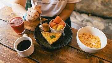 Viajero Hostels | Viajero Cali | Desayuno con comida deliciosa y bebidas en Viajero Cali