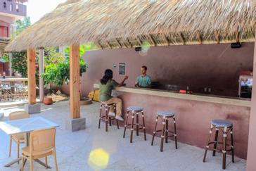 Viajero Hostels | Viajero Puerto Escondido | Bar frente a la piscina del hostel brisas de zicatela, oaxaca, Viajero Puerto Escondido