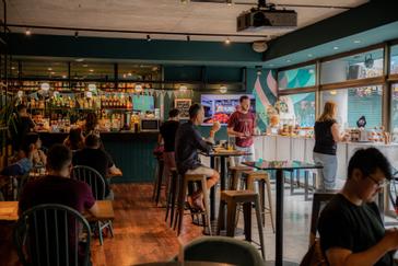 Viajero Hostels | Viajero Buenos Aires | Personas disfrutando un desayuno en el restaurante Casa Jaguar de Viajero Buenos Aires