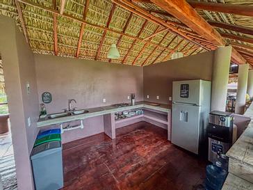 Viajero Hostels | Viajero Puerto Escondido | Cocina para huéspedes equipada con nevera, utensilios para cocinar, estufa de Viajero Hostels Puerto Escondido