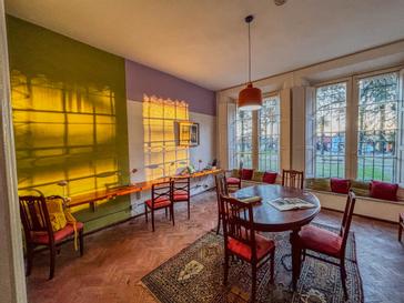 Viajero Hostels | Viajero Colonia | Coworking con wifi, vistas al patio y zonas para sentarse cómodamente