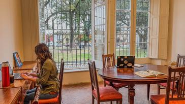 Viajero Hostels | Viajero Colonia | Coworking con wifi, vistas al patio y zonas para sentarse cómodamente