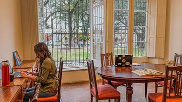 Viajero Hostels | Viajero Colonia | Coworking con wifi, vistas al patio y zonas para sentarse cómodamente