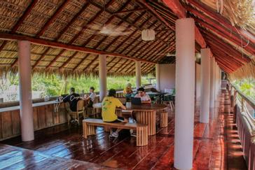 Viajero Hostels | Viajero Puerto Escondido | Coworking con wifi gratuito, tomacorrientes, ventiladores y vistas a la playa en la terraza cubierta de Viajero Hostels Puerto Escondido
