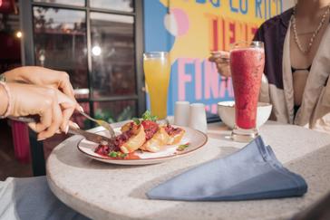 Viajero Hostels | Viajero Medellín | Delicioso plato de desayunoe estilo brunch con tostadas glaceadas y salsa de fruta, jugo y bowl en restaurante en el poblado, Medellín