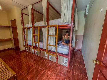 Viajero Hostels | Viajero Puerto Escondido | Dormitorio para 6 personas con camarotes en metal, colchones premiums, tomacorrientes, luz de lectura y cortina de privacidad en puerto escondido