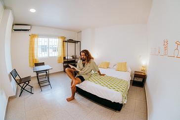 Viajero Hostels | Viajero San Andrés | Private room with a double size bed, air-conditioning, seating space in a Budget accommodation in San Andres