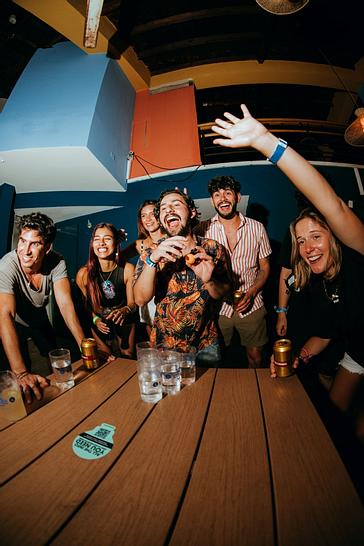 Viajero Hostels | Viajero San Andrés | Group of friends in their San Andrés party hostels enjoying a ping pong tournament perfect to know new people and shared a cultural exchange