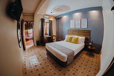 Viajero Hostels | Viajero Cartagena | Delicioso desayuno de huevo con tostadas de maíz y fruta en el viajero Hostels Cartagena