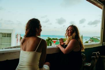 Viajero Hostels | Viajero San Andrés | Friends enjoying of the bar with ocean view and San Andres beaches in their hostel
