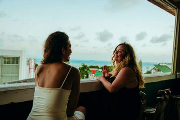 Viajero Hostels | Viajero San Andrés | Friends enjoying of the bar with ocean view and San Andres beaches in their hostel