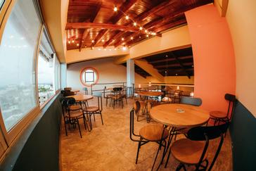 Viajero Hostels | Viajero San Andrés | Dinnig room with ocean view with ocean view and San Andres beaches in their backpackers hostel