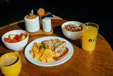 Viajero Hostels | Viajero San Andrés | Delicious breakfast include with private room of Budget accommodation in San Andres of eggs, toast, granola, fruit, juice and coffee