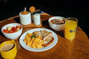 Viajero Hostels | Viajero San Andrés | Delicious breakfast include with private room of Budget accommodation in San Andres of eggs, toast, granola, fruit, juice and coffee