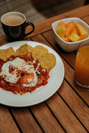 Viajero Hostels | Viajero Cartagena | Persona en cómodo espacio común con aíre acondicionado, sofás tipo cama, cojines grandes y televisor en viajero hostels Cartagena