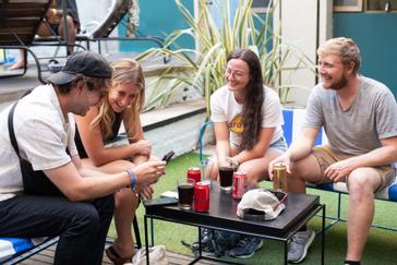 Viajero Hostels | Viajero Buenos Aires | Amigos disfrutando un buen momento sentados a lado de la piscina de Viajero Buenos Aires mientras disfrutan de una refrescantes bebidas.