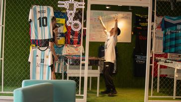 Viajero Hostels | Viajero Buenos Aires | Persona celebrando una victoria de una partida de futbolito en la área de juegos de Viajero Buenos Aires.