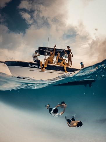 Viajero Hostels | Viajero San Andrés | Tourists in a snorkeling experience and boat ride as part of a San Andres tours offered by Viajero Hostel