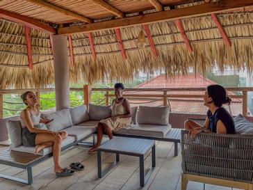 Viajero Hostels | Viajero Puerto Escondido | terraza cubierta con vistas a la playa en Viajero Hostels Puerto Escondido, con zona social para sentarse y disfrutar el clima fresco