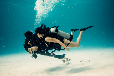 Viajero Hostels | Viajero San Andrés | Tourist in diving courses experience in the sea of 7 colors in San Andrés offered by Viajero Hostels