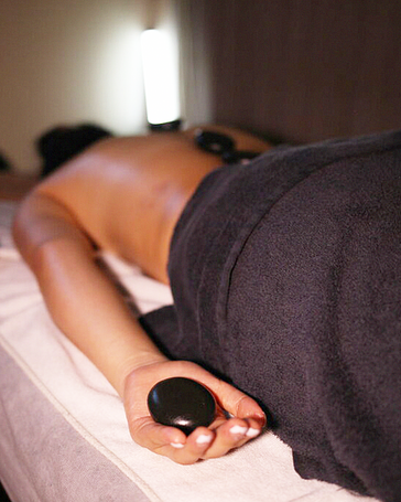 Viajero Hostels | Viajero Bogotá | Experiencia de mansaje con piedras calientes en Spa Monserrat de viajero Hostels en Bogotá
