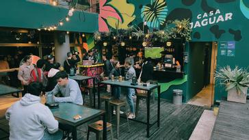 Viajero Hostels | Viajero Buenos Aires | Personas sentadas y disfrutando una tarde en el bar de Casa Jaguar en Viajero Buenos Aires