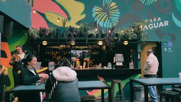 Viajero Hostels | Viajero Buenos Aires | Restaurante Casa Jaguar, lleno de gente disfrutando una buena comida en Viajero Buenos Aires