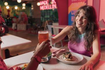 Viajero Hostels | Viajero Medellín | Amigas disfrutando de una bebida gaseosa y un plato vegano en el restaurante en el poblado FInal Feliz