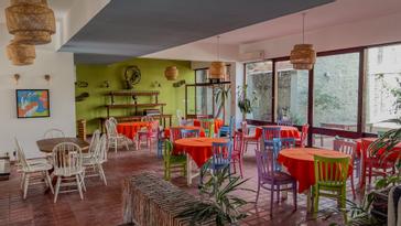 Viajero Hostels | Viajero Colonia | Comedor y zona social de Viajero Hostels Colonia, con opciones de desayuno y comidas básicas en Uruguay 