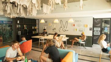 Viajero Hostels | Viajero Buenos Aires | Zona de coworking en Viajero Buenos Aires, con mesas, sillas y sofás para sentarse.