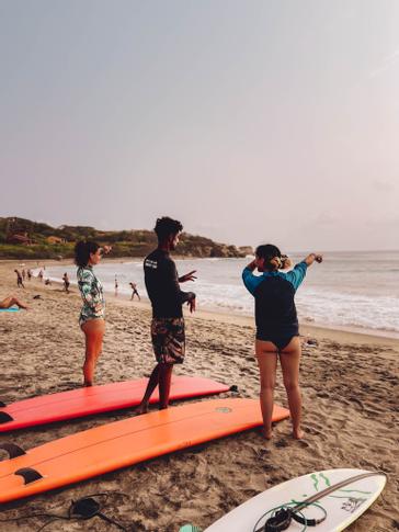 Viajero Hostels | Viajero Puerto Escondido | Experiencia de Clases de Surf en la playa punta de zicatela, hogar de las mejores olas de méxico y las terceras más grandes en el mundo