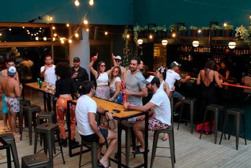 Viajero Hostels | Viajero Buenos Aires | Viajeros disfrutando de la tarde con actividades en la zona del bar y piscina, conociendo nuevas personas y culturas en viajero hostel Buenos Aires