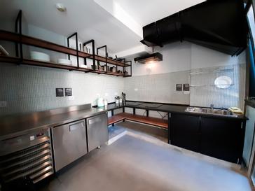 Viajero Hostels | Viajero Buenos Aires | Cocina compartida para huéspedes de Viajero Hostel Buenos Aires, con utencilios de cocina, estufa y horno