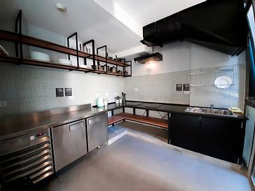 Viajero Hostels | Viajero Buenos Aires | Shared kitchen for guests at Viajero Hostel Buenos Aires, equipped with cooking utensils, a stove, and an oven.