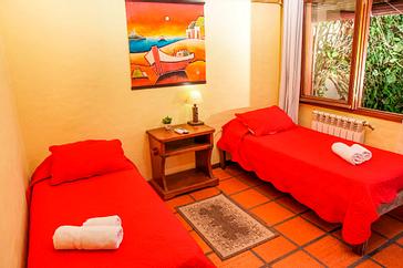 Viajero Hostels | Viajero Colonia Posada B&B | Habitación privada para dos personas con camas personales, vista al jardín, arte y aíre acondicionado de Viajero Hostels Colonia