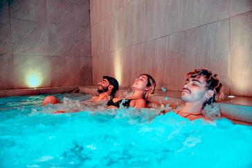 Viajero Hostels | Viajero Bogotá | Grupo de amigos pasando el rato en las piscinas de circuito hídrico del viajero Bogotá hostel & spa