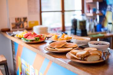 Viajero Hostels | Viajero Quito | Desayuno estilo buffet con frutas, panqueque y mermeladas del hostel en Quito, Ecuador Viajero Hostel, ubicado cerca al centro histórico