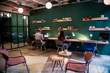 Viajero Hostels | Viajero Medellín | Amigas compartiendo en el jacuzzi del rooftop en las horas del día del viajero hostel Medellín