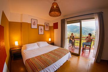 Viajero Hostels | Viajero Salento | Pareja de personas disfrutando de un día tranquilo sentadas en el balcón de una habitación privada de Viajero Hostels Salento