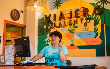 Viajero Hostels | Viajero Salento | Persona trabajando en la recepción de Viajero Hostels Salento