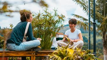 Viajero Hostels | Viajero Salento | Pair of friends enjoying the sun and open space at Viajero Hostel Salento, surrounded by nature.