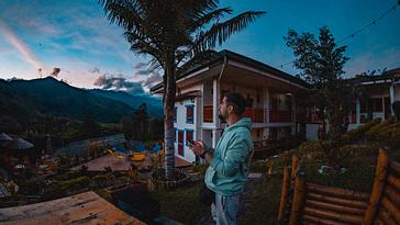 Viajero Hostels | Viajero Salento | Turista observando el artardecer en el espacio al aíre libre estilo mirador en Viajero Hostel Salento