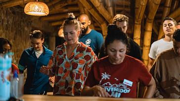 Viajero Hostels | Viajero Salento | Grupo de personas conocíendosce mientras participan de una clase de baile dentro de su hospedaje en Salento en el Viajero Hostels