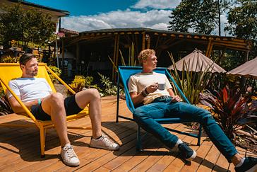 Viajero Hostels | Viajero Salento | Amigos disfrutando del sol en el área libre estilo mirador del Hostal Viajero Salento