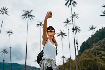 Viajero Hostels | Viajero Salento | Chica disfruntando de un tour en el valle del Cocora en el Quindio cerca del Viajero Hostel Salento