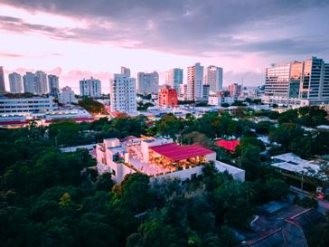 Viajero Hostels | Viajero Santa Marta | Vista panoramica del centro de Santa Marta, monstrado la perla de ámeria rodeada de naturaleza por viajro hostel Santa Marta